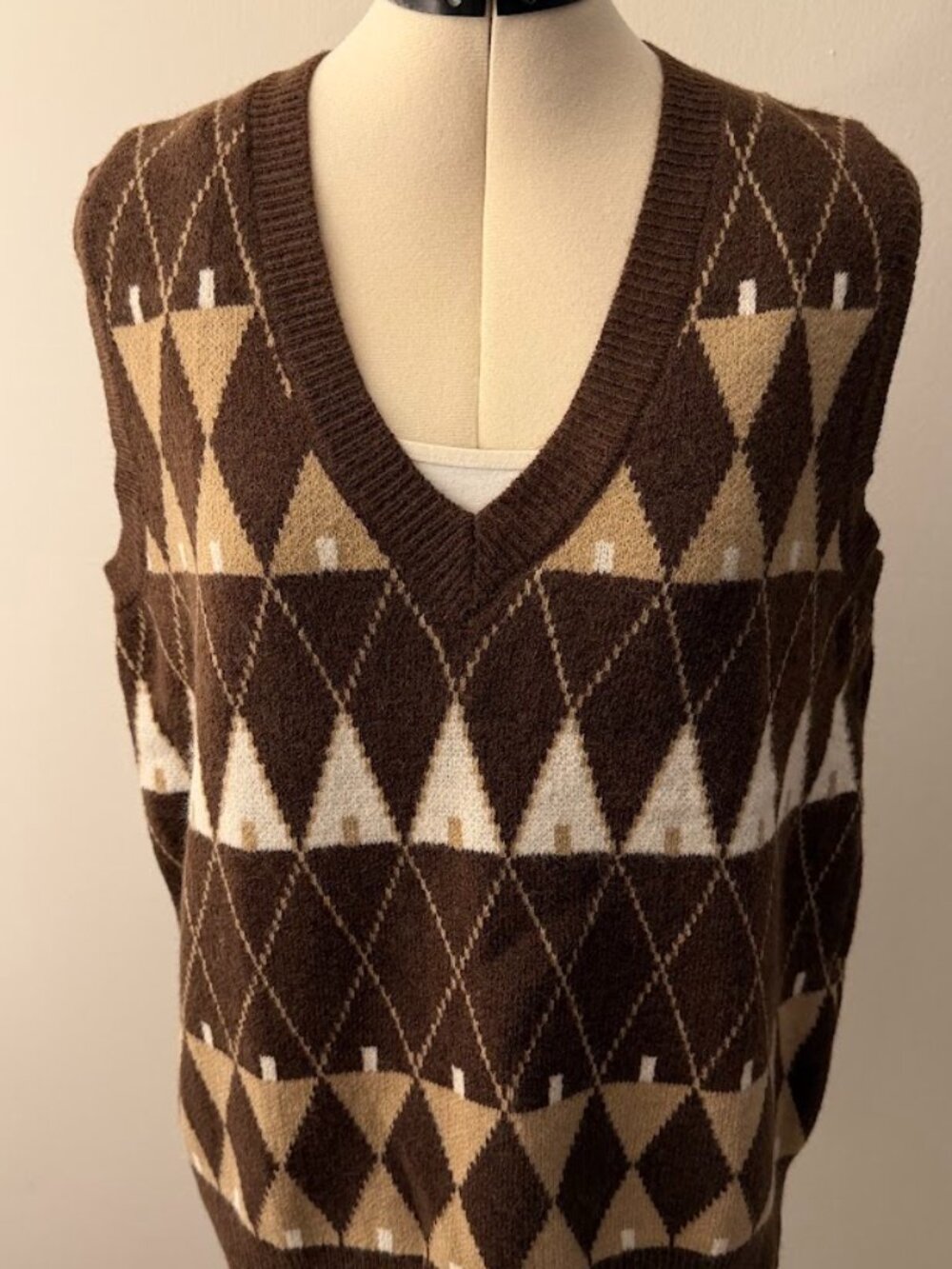 V-neck Argyle Sweater vest For Men Hypels size L  color Brown